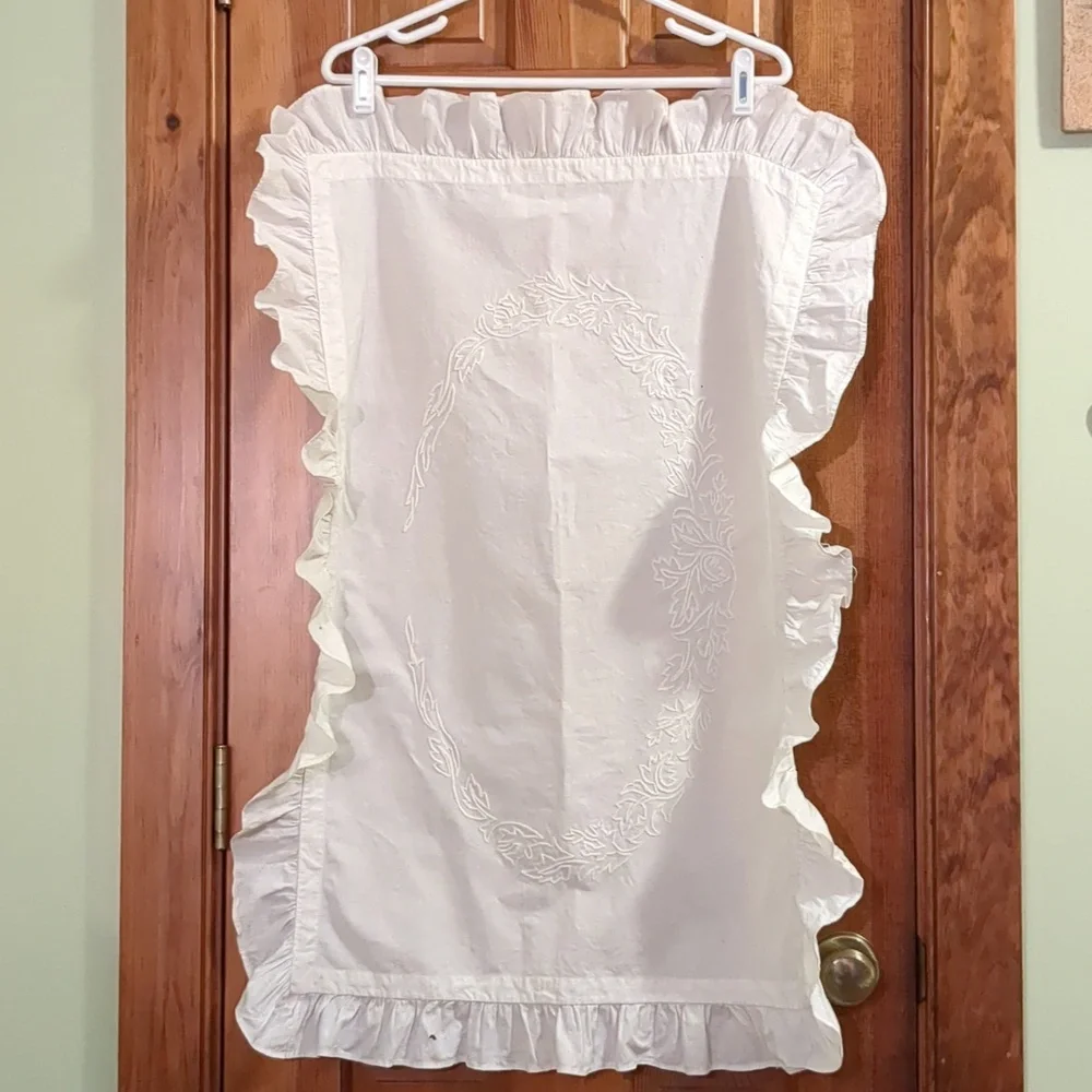 Cotton Ruffled Dresser Linen - Picture 1 of 5